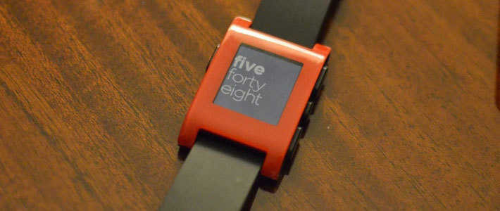 Pebble привезла на CES профинансированные через Kickstarter умные часы