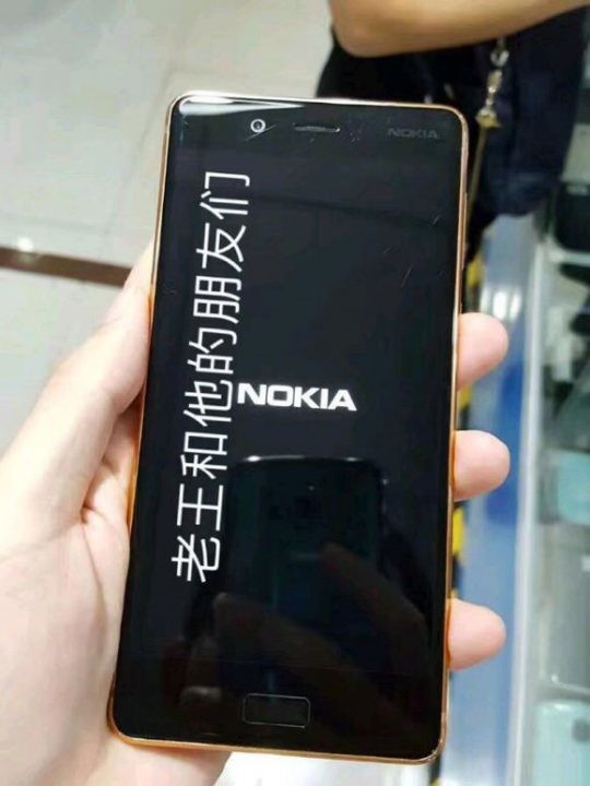 В сети появились фото «золотого» Nokia 8