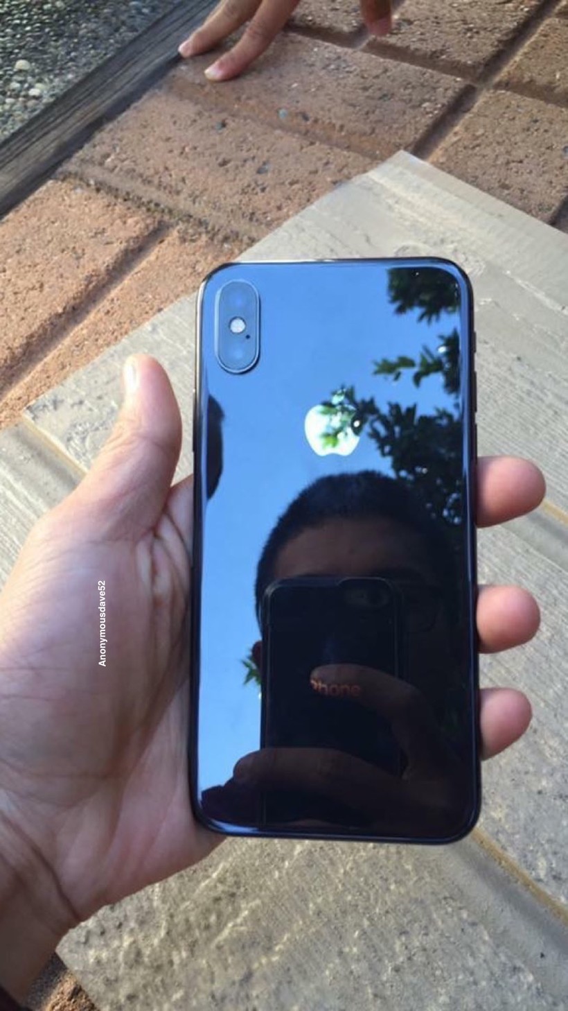 В сети появились «живые» видео и фото iPhone X